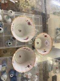 Vijf Chinese famille rose koppen en schotels met een reiger die een vis eet, Qianlong