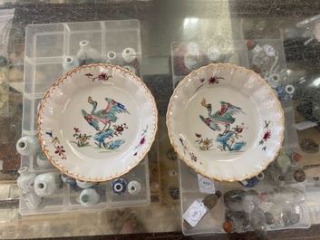 Vijf Chinese famille rose koppen en schotels met een reiger die een vis eet, Qianlong