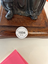 Drie Chinese bronzen figuren van Guanyu, Li Jing en een ambtenaar, Ming