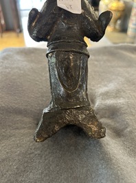 Drie Chinese bronzen figuren van Guanyu, Li Jing en een ambtenaar, Ming