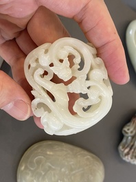 Vijf Chinese snijwerken in celadon en witte jade, 19/20e eeuw