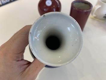 Deux vases et un pot &agrave; pinceaux en porcelaine de Chine en sang de boeuf et bleu poudr&eacute; monochrome, 18/19&egrave;me
