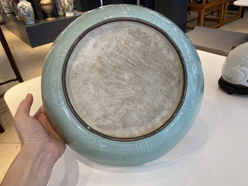 Een Chinese celadon 'lotus' schotel, Qianlong
