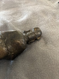 Drie Chinese bronzen figuren van Guanyu, Li Jing en een ambtenaar, Ming