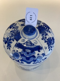 Een Chinese blauw-witte dekselpot met decor van antiquiteiten, Kangxi