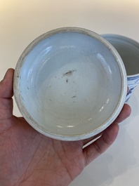 Een Chinese blauw-witte dekselpot met decor van antiquiteiten, Kangxi