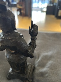Drie Chinese bronzen figuren van Guanyu, Li Jing en een ambtenaar, Ming