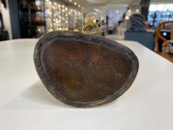 Deux bouddhas en bronze dor&eacute; et un en fer de fonte, Tibet, 19/20&egrave;me