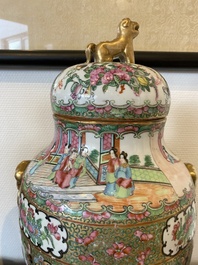 Een paar Chinese Canton famille rose dekselvazen, 19e eeuw