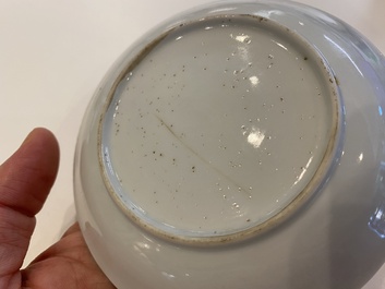 Een zeldzame Chinese grisaille, ijzerrode en vergulde kop en schotel met een handelsschip, Yongzheng/Qianlong