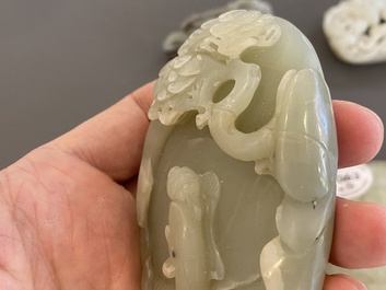 Vijf Chinese snijwerken in celadon en witte jade, 19/20e eeuw