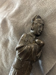 Drie Chinese bronzen figuren van Guanyu, Li Jing en een ambtenaar, Ming