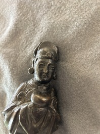Drie Chinese bronzen figuren van Guanyu, Li Jing en een ambtenaar, Ming