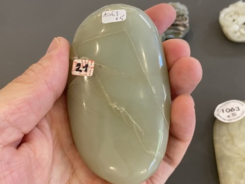 Vijf Chinese snijwerken in celadon en witte jade, 19/20e eeuw