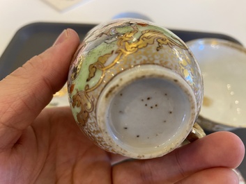 Een Chinese famille rose dekselkom, twee koppen en een schotel met een jachtsc&egrave;ne, Qianlong