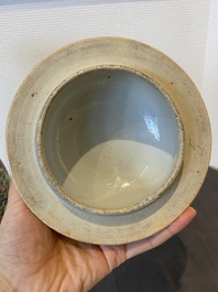 Een Chinese Canton famille rose dekselvaas met blauwe fondkleur, 19e eeuw
