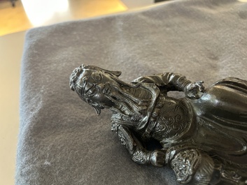 Drie Chinese bronzen figuren van Guanyu, Li Jing en een ambtenaar, Ming