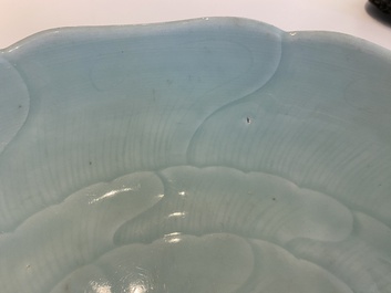 Een Chinese celadon 'lotus' schotel, Qianlong