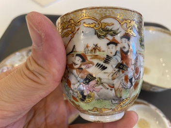 Een Chinese famille rose dekselkom, twee koppen en een schotel met een jachtsc&egrave;ne, Qianlong