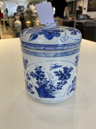 Een Chinese blauw-witte dekselpot met decor van antiquiteiten, Kangxi