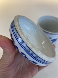 Een Chinese blauw-witte dekselpot met decor van antiquiteiten, Kangxi