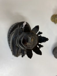 Deux bouddhas en bronze dor&eacute; et un en fer de fonte, Tibet, 19/20&egrave;me
