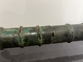 Een bronzen Khmer draagstoel-element, Cambodja of Thailand, wellicht Angkor periode, 13e eeuw