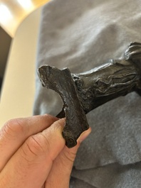 Drie Chinese bronzen figuren van Guanyu, Li Jing en een ambtenaar, Ming