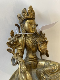 Deux bouddhas en bronze dor&eacute; et un en fer de fonte, Tibet, 19/20&egrave;me