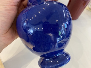 Deux vases et un pot &agrave; pinceaux en porcelaine de Chine en sang de boeuf et bleu poudr&eacute; monochrome, 18/19&egrave;me