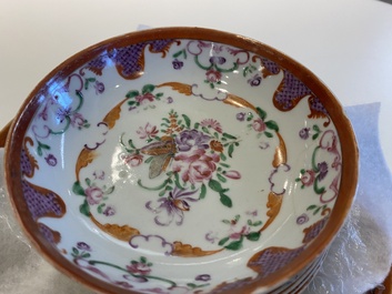 Een Chinees 20-delig famille rose theeservies met floraal decor, Qianlong