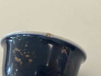 Een paar Chinese poederblauwe stem cups met verguld decor, Kangxi
