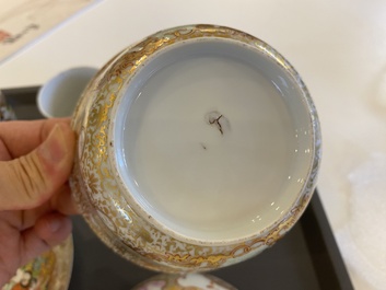 Een Chinese famille rose dekselkom, twee koppen en een schotel met een jachtsc&egrave;ne, Qianlong