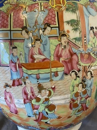 Een Chinese Canton famille rose dekselvaas met blauwe fondkleur, 19e eeuw