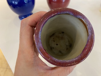 Deux vases et un pot &agrave; pinceaux en porcelaine de Chine en sang de boeuf et bleu poudr&eacute; monochrome, 18/19&egrave;me