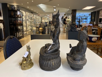 Deux bouddhas en bronze dor&eacute; et un en fer de fonte, Tibet, 19/20&egrave;me