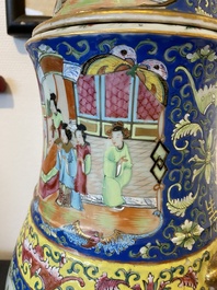Een Chinese Canton famille rose dekselvaas met blauwe fondkleur, 19e eeuw