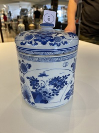 Een Chinese blauw-witte dekselpot met decor van antiquiteiten, Kangxi