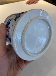 Een Chinese blauw-witte dekselpot met decor van antiquiteiten, Kangxi