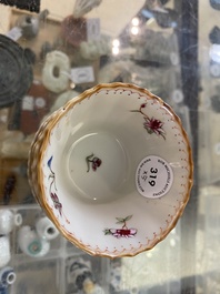 Vijf Chinese famille rose koppen en schotels met een reiger die een vis eet, Qianlong