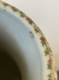 Een Chinese Canton famille rose dekselvaas met blauwe fondkleur, 19e eeuw