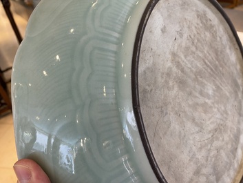 Een Chinese celadon 'lotus' schotel, Qianlong