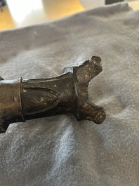 Drie Chinese bronzen figuren van Guanyu, Li Jing en een ambtenaar, Ming