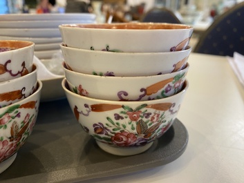 Een Chinees 20-delig famille rose theeservies met floraal decor, Qianlong