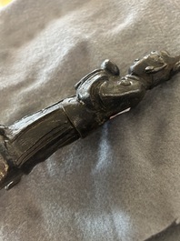 Drie Chinese bronzen figuren van Guanyu, Li Jing en een ambtenaar, Ming