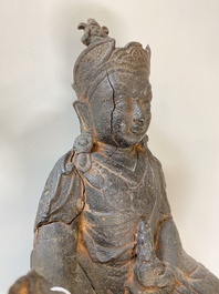 Deux bouddhas en bronze dor&eacute; et un en fer de fonte, Tibet, 19/20&egrave;me