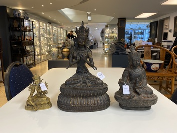 Deux bouddhas en bronze dor&eacute; et un en fer de fonte, Tibet, 19/20&egrave;me