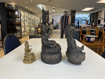Deux bouddhas en bronze dor&eacute; et un en fer de fonte, Tibet, 19/20&egrave;me