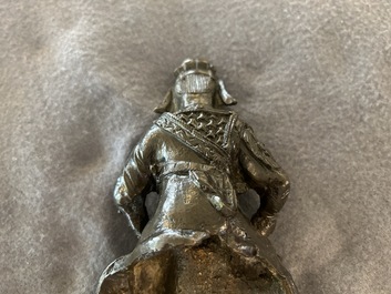 Drie Chinese bronzen figuren van Guanyu, Li Jing en een ambtenaar, Ming