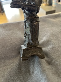 Drie Chinese bronzen figuren van Guanyu, Li Jing en een ambtenaar, Ming